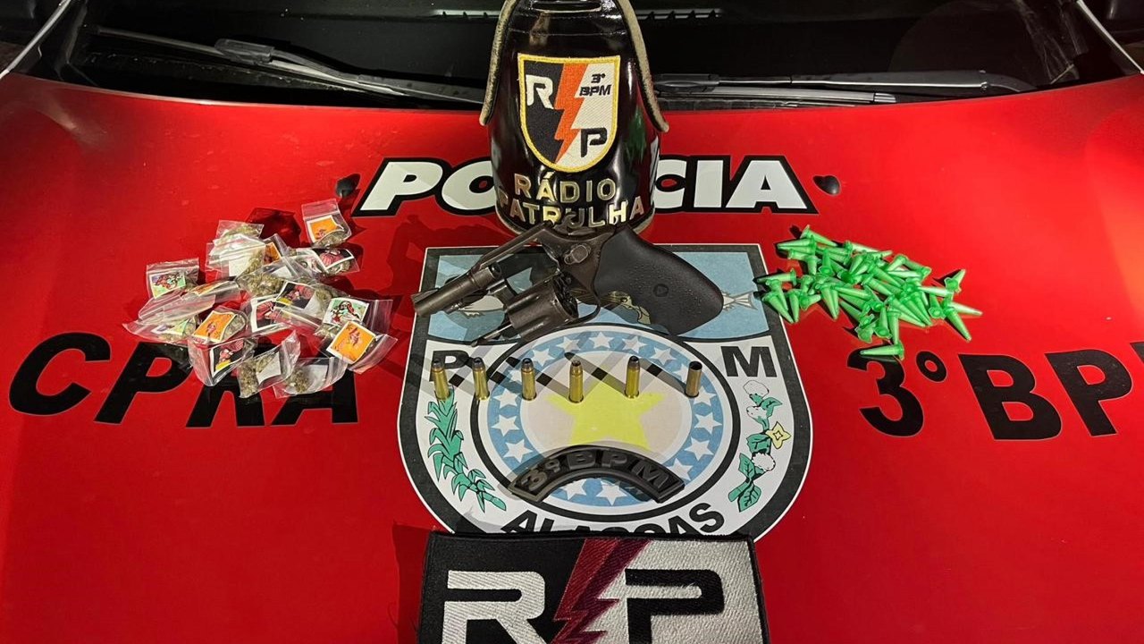 PM apreende três armas de fogo, drogas e prende suspeitos no interior