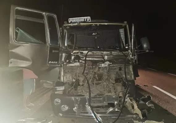 Colisão entre carro e caminhão deixa dois feridos na BR-101, em Pilar