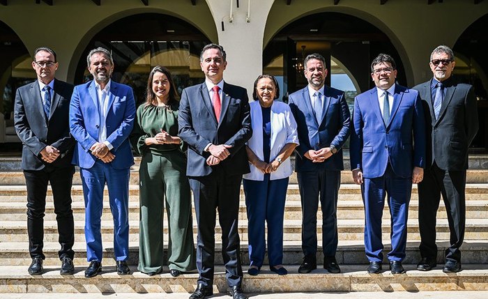 Rodrigo Pacheco entre governadores, em frente à Residência Oficial do Senado