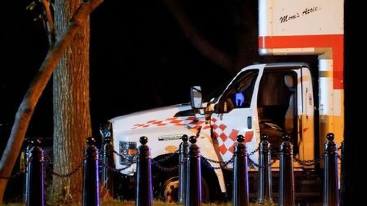 Nos EUA, motorista joga caminhão em barreira de segurança perto da Casa Branca e é preso