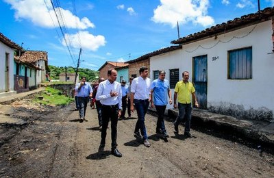 Rui Palmeira vistoria obras de pavimentação na Chã da Jaqueira 