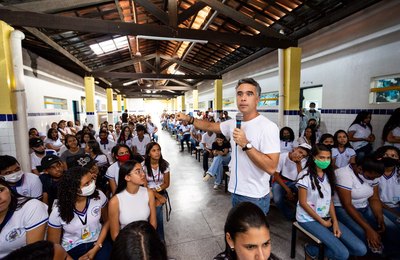 Rafael Brito apoia lei que proíbe venda e publicidade de cigarros eletrônicos no Brasil