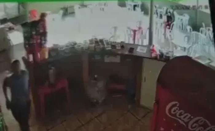 Vídeo flagra mulher pedindo socorro após ser esfaqueada na Uneal Vídeo flagra mulher pedindo socorro após ser esfaqueada na Uneal