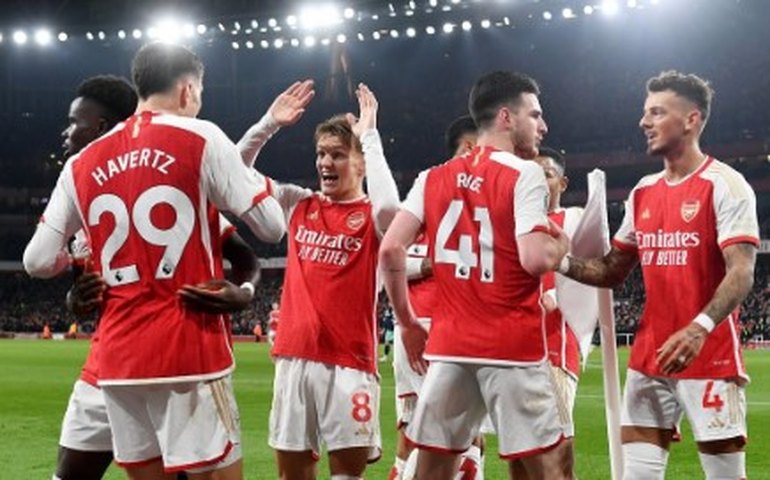Arsenal mantém embalo após bater Real Madrid, goleia Ipswich e adia título inglês do Liverpool