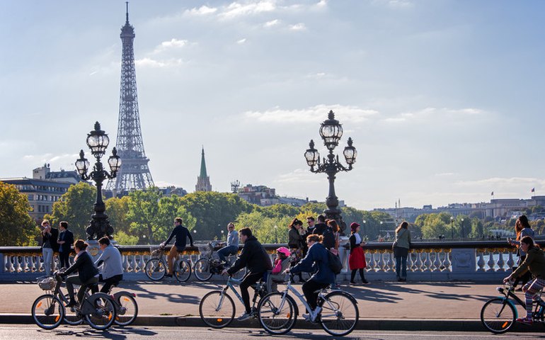 Em Paris, moradores andam mais de bicicleta do que de carro, diz estudo