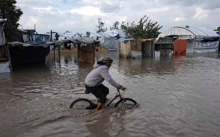 Frio mata mais duas crianças palestinas em Gaza