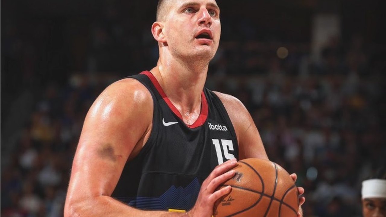 Jokic recebe troféu e comanda virada dos Nuggets sobre os Timberwolves na NBA