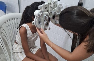Com o apoio da Semed, projeto social beneficia estudantes com consultas oftalmológicas e doação de óculos