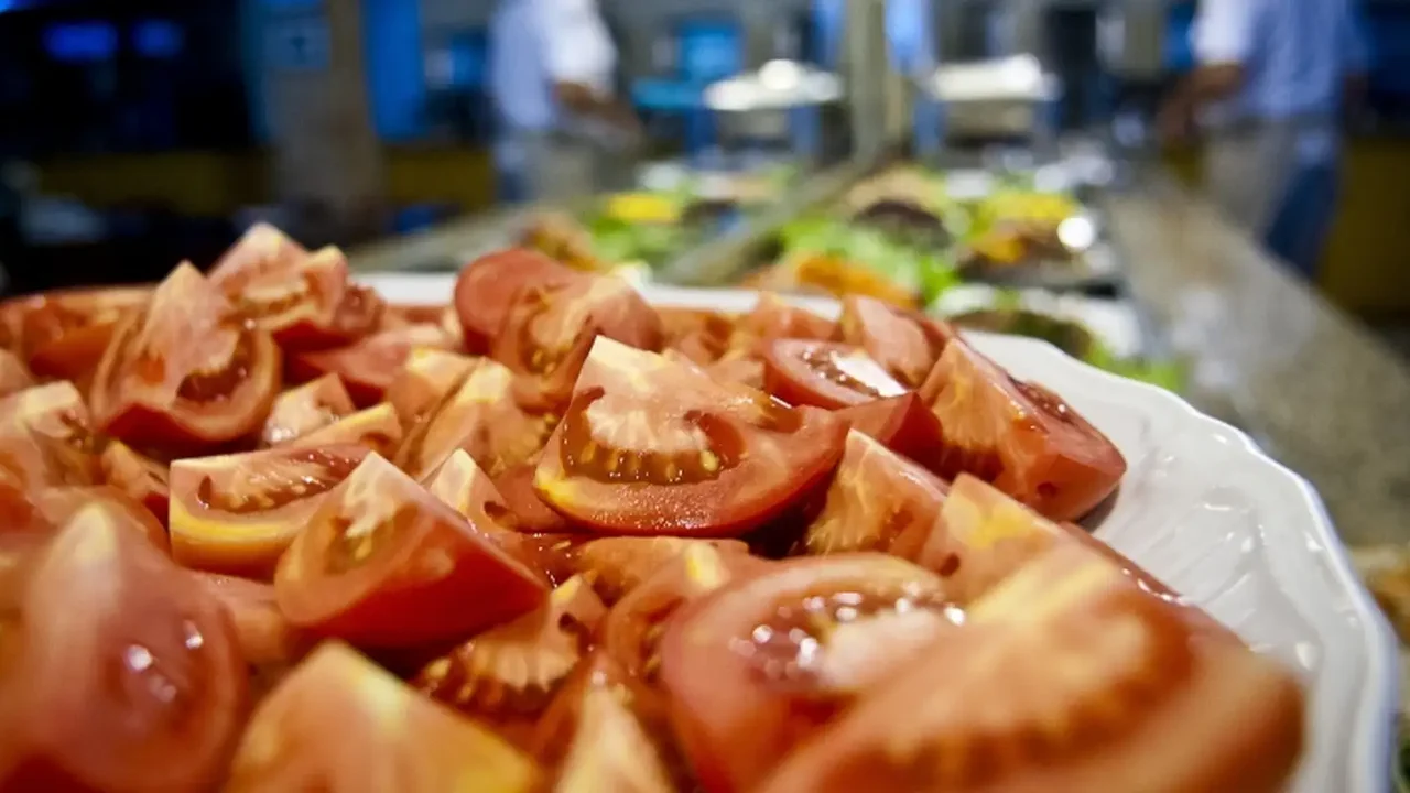 IFB: Alimentação fora do lar cresce no 1º semestre, mas inflação provoca queda