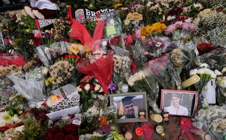 Estudantes feridos em tiroteio na Universidade Brown processam a instituição, alegando falhas de segurança.