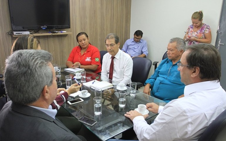 Barbosa discute 30% dos recursos da merenda na agricultura familiar em AL