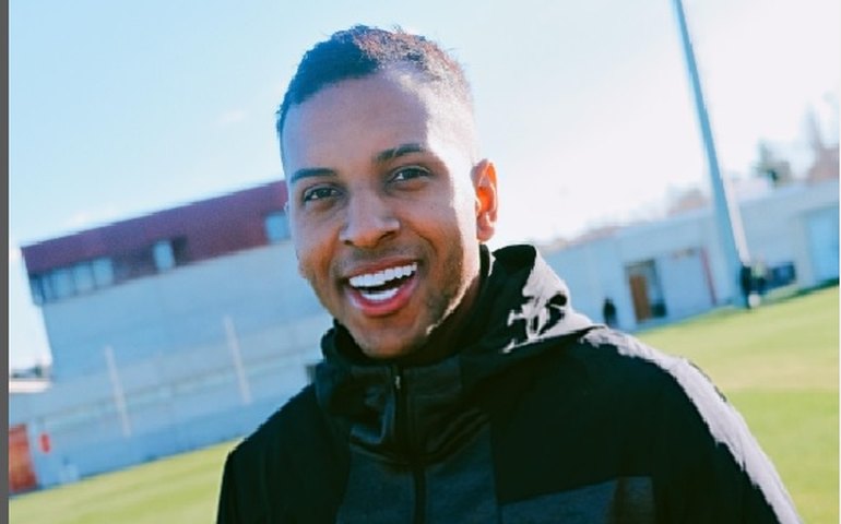 Rodrygo ironiza rumores da contratação de Mbappé pelo Real Madrid: 'Todo ano ele vem'