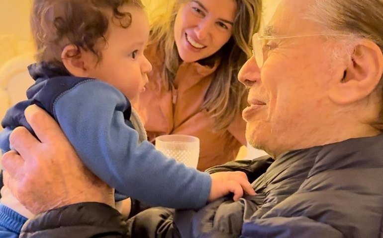 Alexandre Pato compartilha vídeo de Silvio Santos brincando com o neto