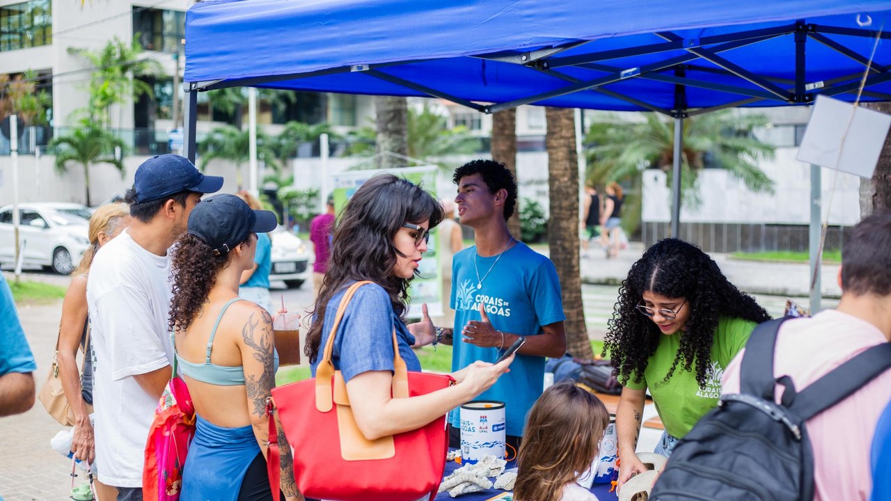 Projeto Corais de Alagoas promove ação de educação ambiental na orla de Ponta Verde