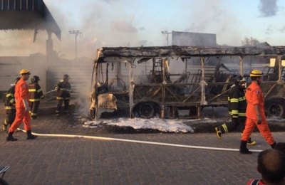 Polícia prende quatro suspeitos de incêndio a coletivo em Maceió
