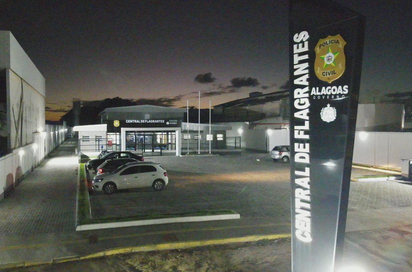 Homem é conduzido à Central de Flagrantes por furto de celular em colégio de Maceió