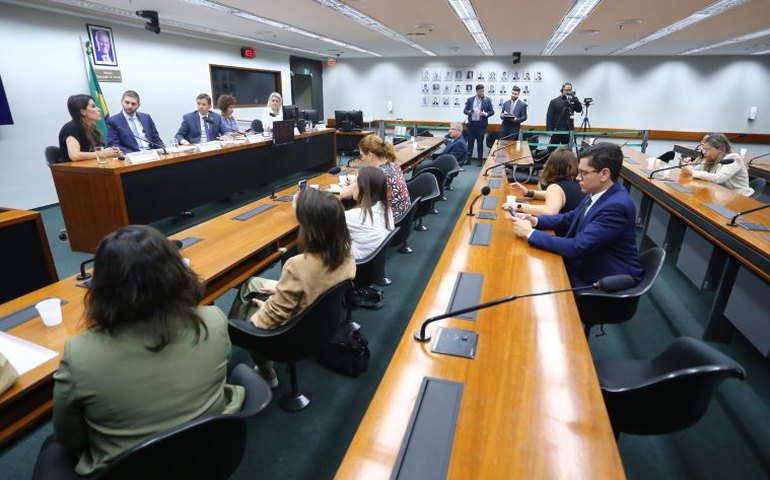 Debatedores alertam para impactos nocivos das telas na saúde mental de jovens