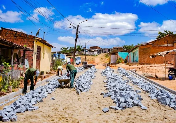 Prefeitura de Arapiraca inicia obras de pavimentação e construção de moradias no bairro Mangabeiras