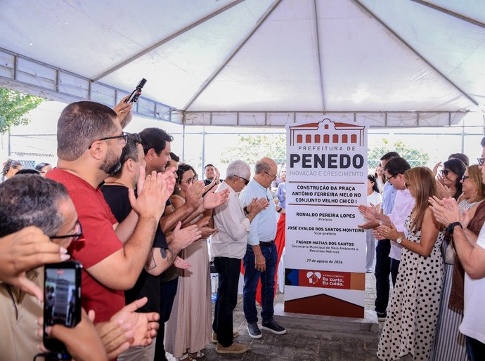 Prefeito Ronaldo Lopes revitaliza espaço público e homenageia enfermeiro penedense Antônio Melo
