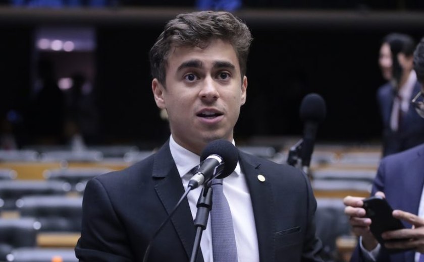 Nikolas tenta repetir viral do Pix e envelhece em vídeo sobre fraude no INSS
