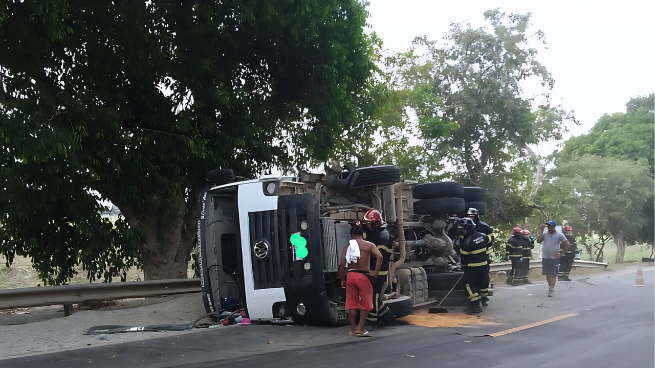 Bombeiros resgatam vítima presa às ferragens após colisão entre carro e caminhão