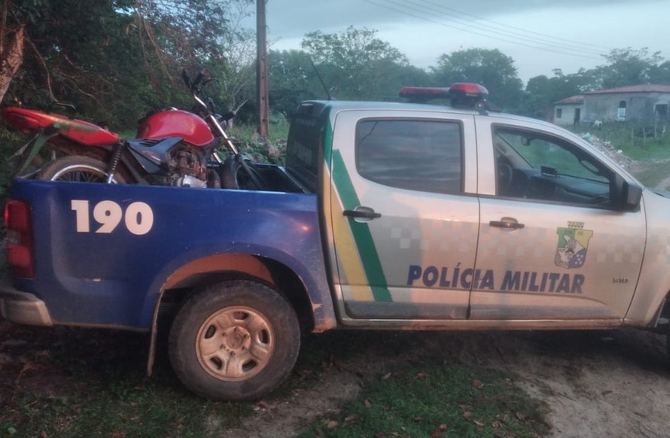 Assaltantes são perseguidos por policiais e abandonam moto roubada na Grande Aracaju