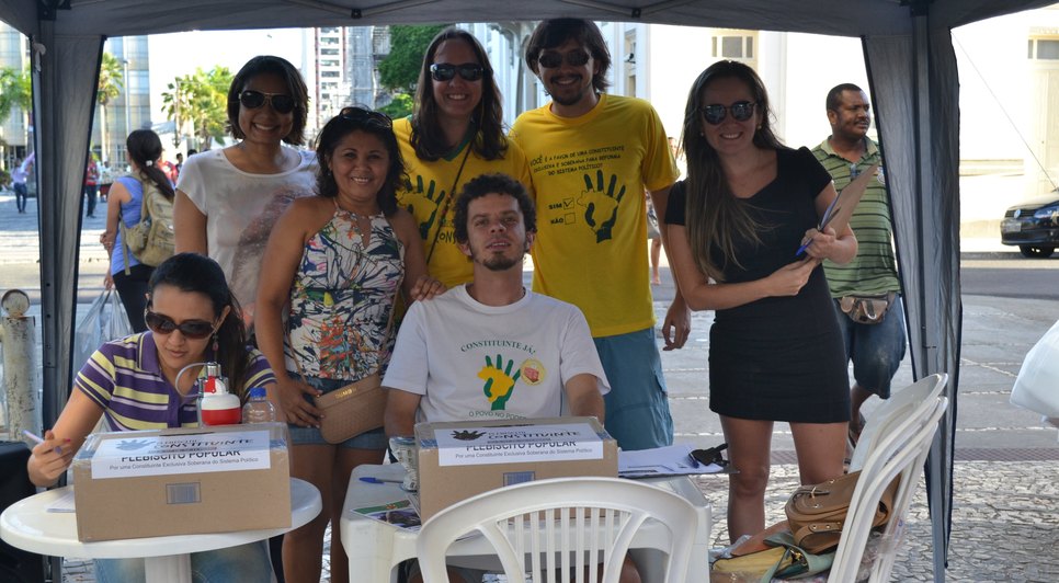 Um das equipes realizadoras do plebicisto no calçadão de Aracaju Fotos: Miza Tâmara
