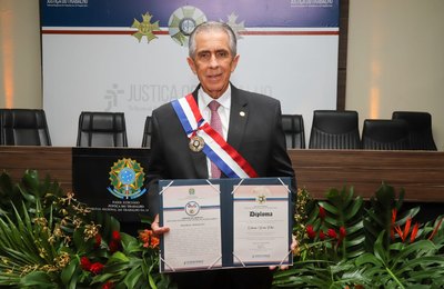 Desembargador Orlando Rocha recebe maior honraria do TRT/AL