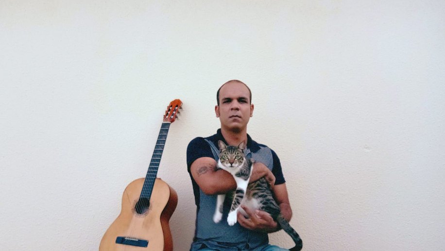 Novo Jardim Livraria e Café apresenta o projeto "No Jardim", com o músico Paulo Santos