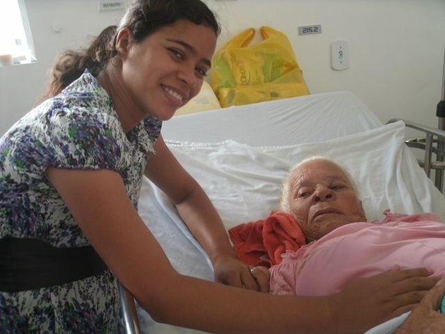 Senhora foi beneficiada com doação de cadeira de rodas