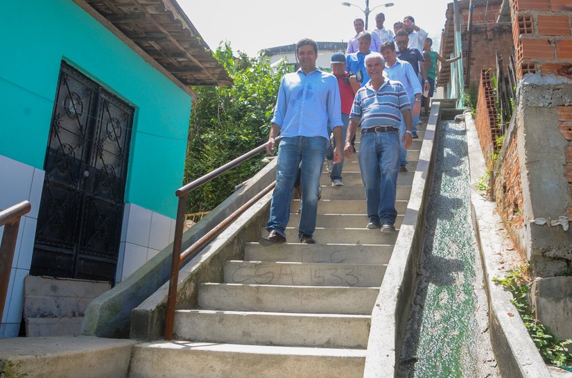 Prefeito Rui Palmeira vistoria obras nas grotas da Moenda e Estrondo