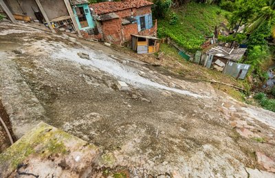 Obra pioneira de contenção definitiva de encosta elimina área de risco no Jacintinho