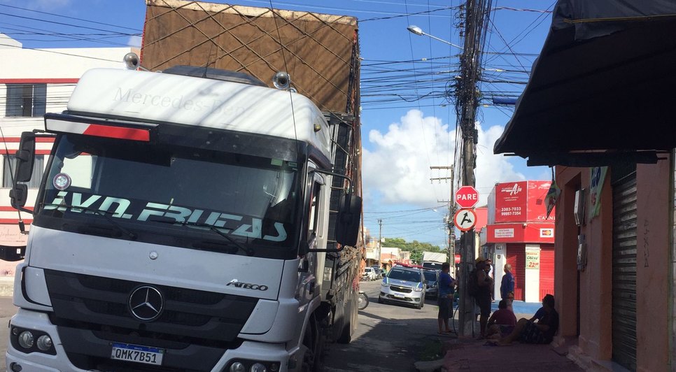 Caminhão derruba fiação elétrica e provoca queda de energia na Zona Oeste de Aracaju / Foto: Foto: Aline Aragão/TV Atalaia