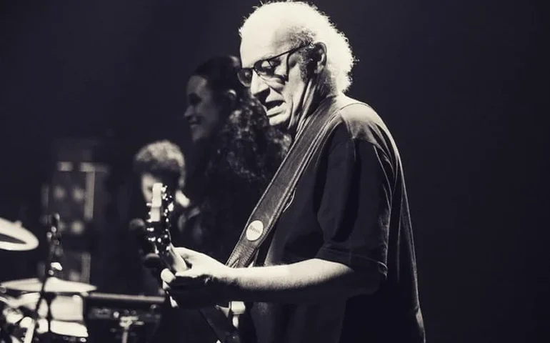 Morre Luiz Chagas, jornalista, músico e pai de Gustavo e Tulipa Ruiz, aos 72 anos