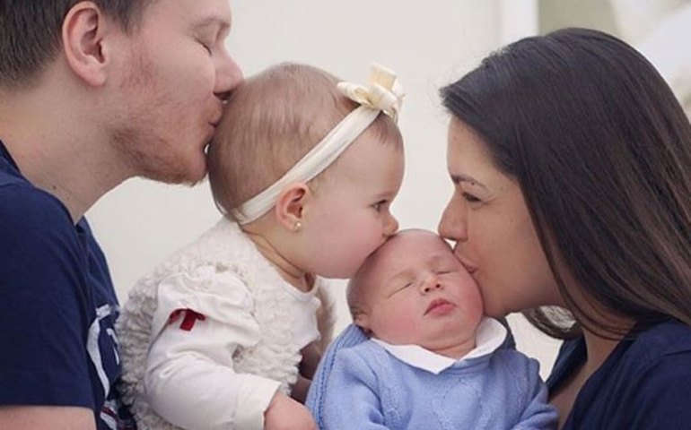 Thais Fersoza posta foto fofa com Michel Teló, Melinda e Teodoro