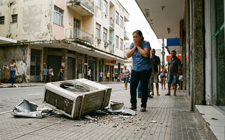 Mulher escapa por segundos de ser atingida por ar-condicionado que cai de prédio