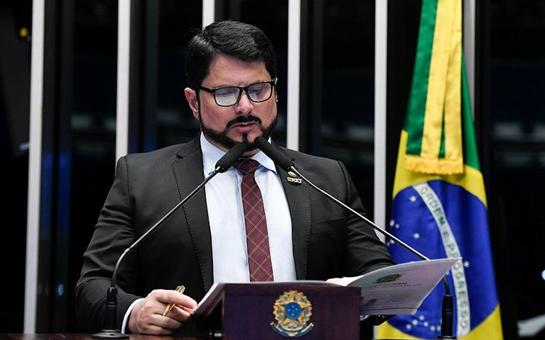 Alvo de operação da PF, Marcos do Val volta ao mandato e pede para Senado 'não ficar de joelhos'