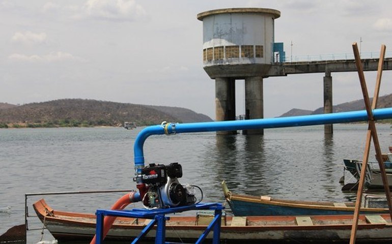 Bacia Leiteira: Casal trabalha para regularizar fornecimento de água na região