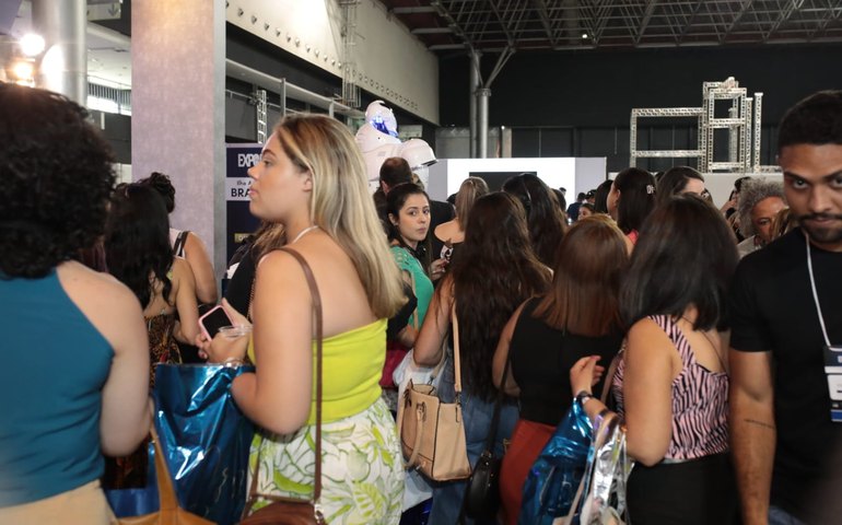 Jovens chinesas contratam 'cosplayers' femininas para interpretar homens dos sonhos
