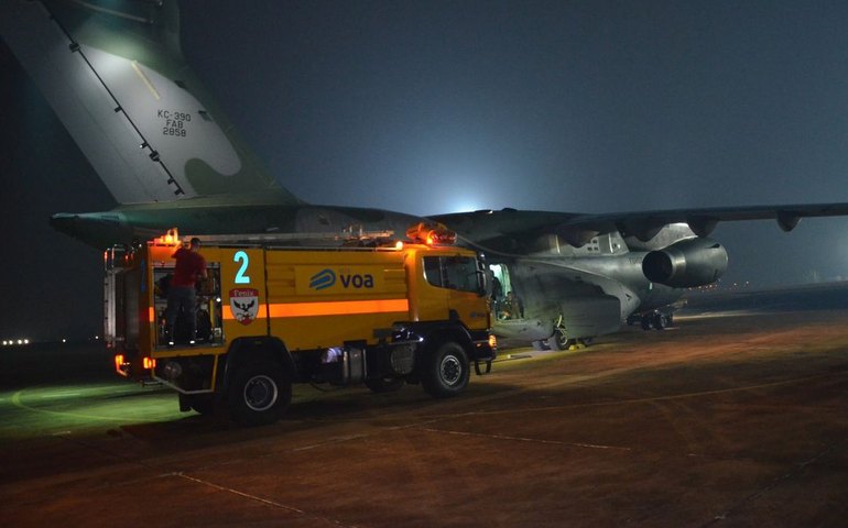 FAB cede avião para auxiliar no combate ao fogo no interior paulista
