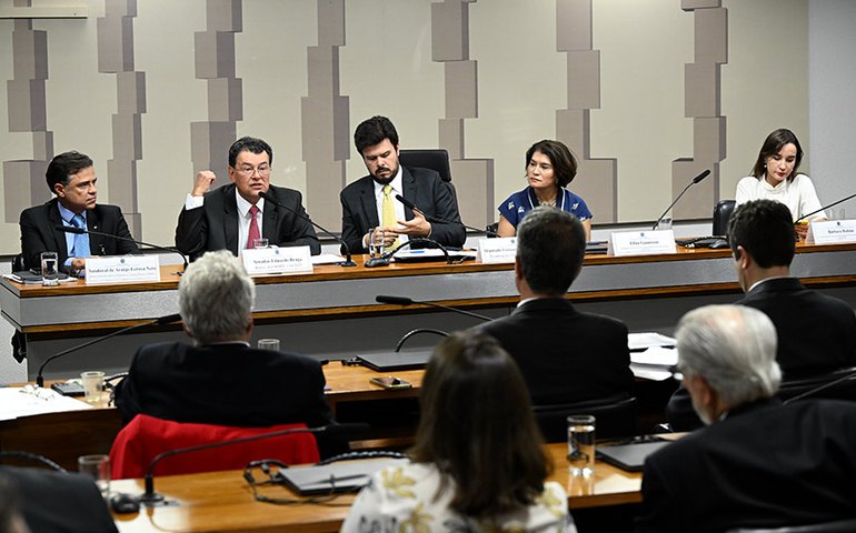 Sistema precisa de ajustes para garantir energia barata, aponta comissão mista