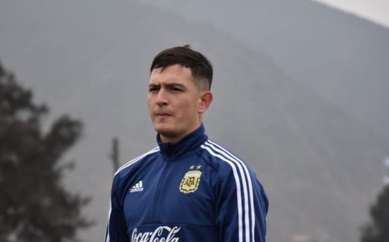 Aníbal Moreno recebe camisa 5, elogia concorrência no meio e fala em 'ganhar tudo' no Palmeiras