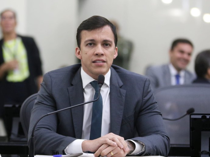 Delegado Leonam solicita climatização nas salas de aula de escolas públicas