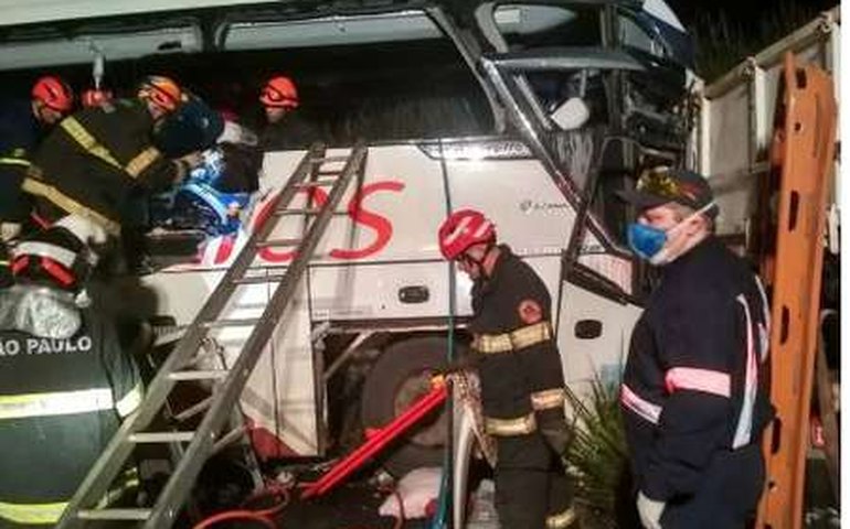 Acidente entre ônibus de turismo e caminhão deixa sete mortos em Parapuã (SP)