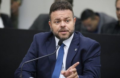 Deputado Léo Loureiro solicita inclusão de equipe multidisciplinar no Programa Mais Médicos