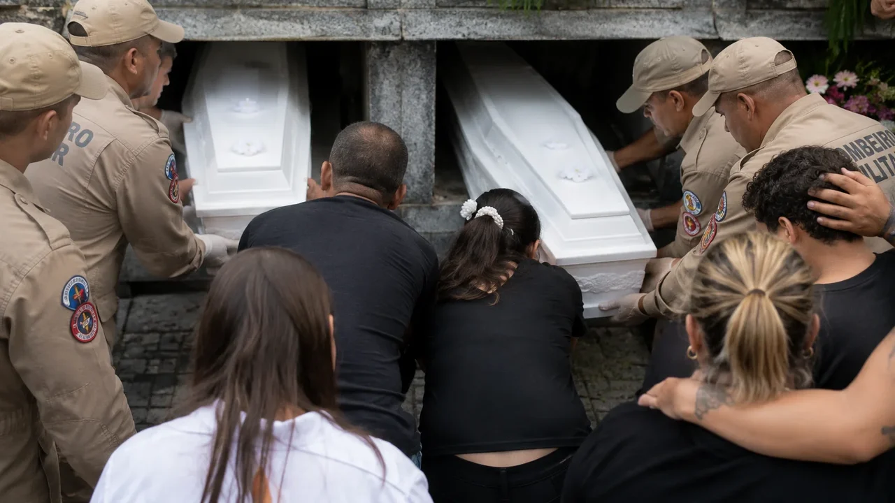 'Senhor, me dá forças!': pai de meninas mortas em desabamento na Ilha faz desabafo durante sepultamento