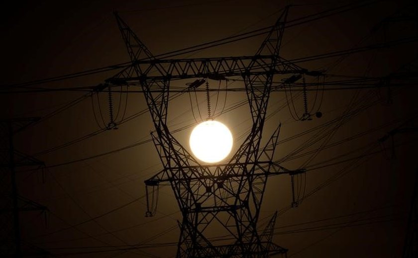 Serviços não essenciais ficam no escuro em Roraima