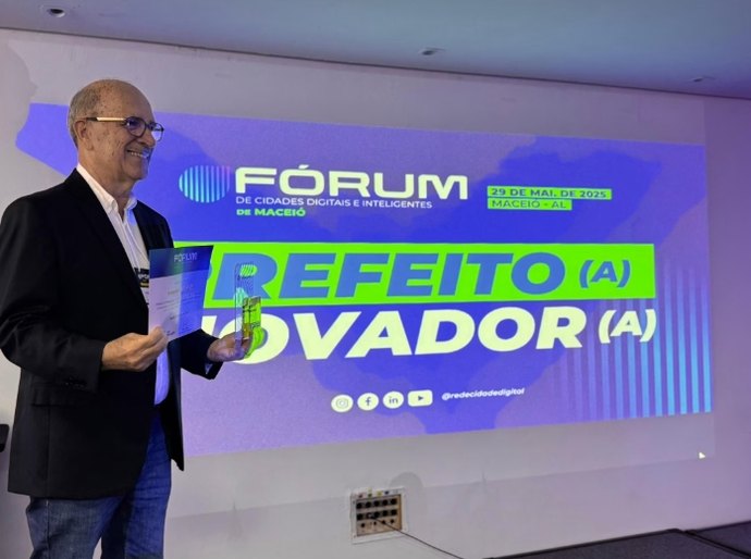 Ronaldo Lopes recebe prêmio Prefeito Inovador