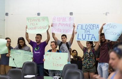 Ato em defesa da ciência reúne pesquisadores e gestores na ALE