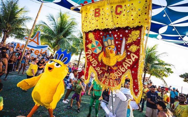 Pinto da Madrugada leva a folia do carnaval em cortejo pelo Marco dos Corais